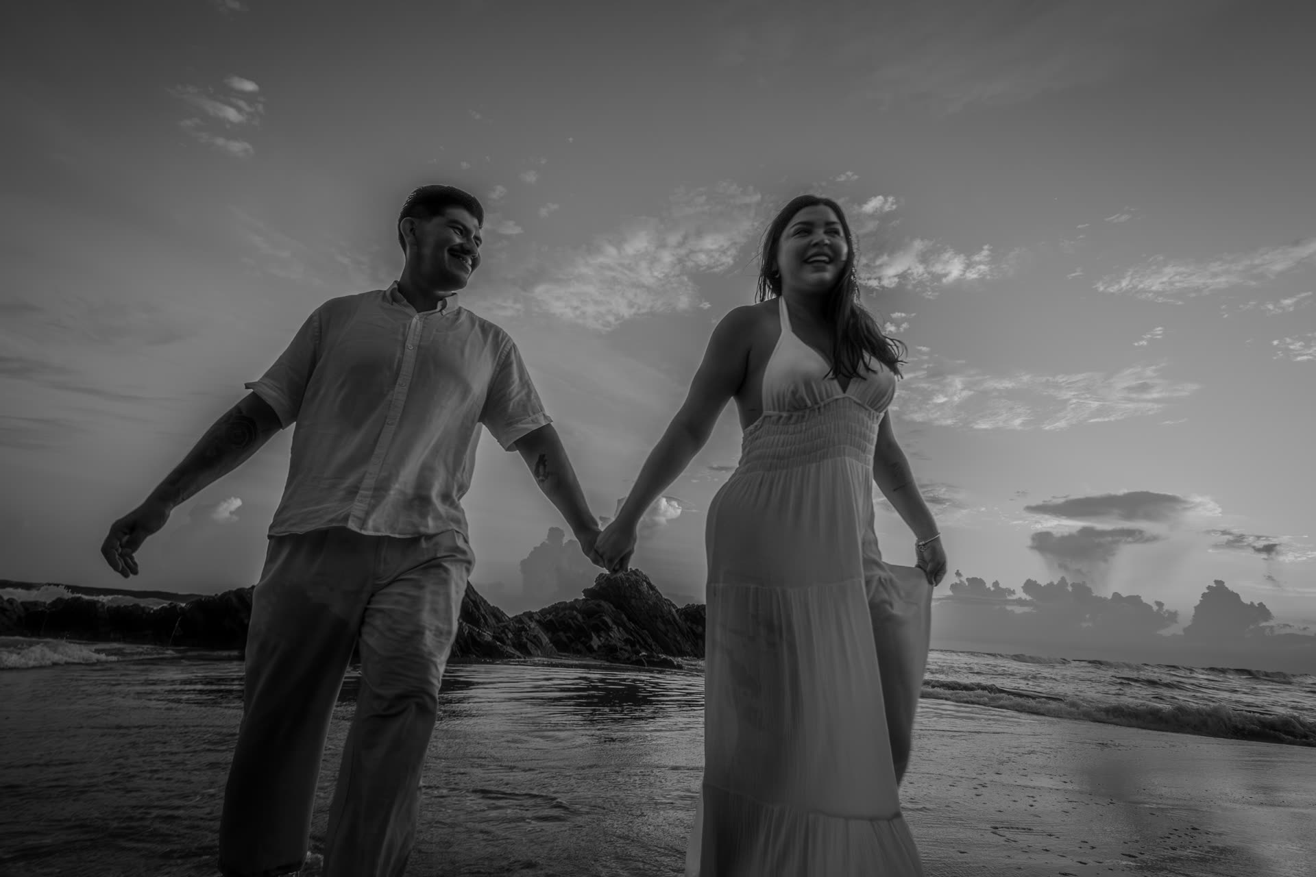 La pareja sonriendo y caminando de la mano